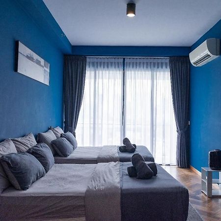 Deluxe Seaview Suite Twin Bed By The Only Bnb Tanjung Tokong Exterior photo