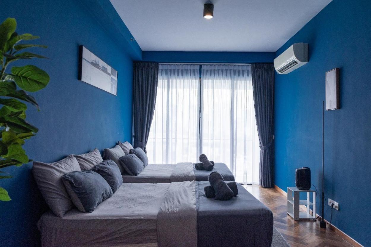 Deluxe Seaview Suite Twin Bed By The Only Bnb Tanjung Tokong Exterior photo
