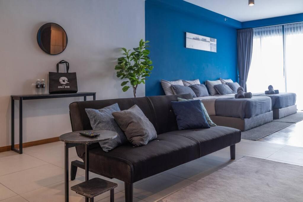 Deluxe Seaview Suite Twin Bed By The Only Bnb Tanjung Tokong Exterior photo