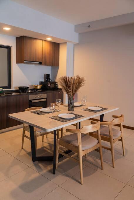 Deluxe Seaview Suite Twin Bed By The Only Bnb Tanjung Tokong Exterior photo