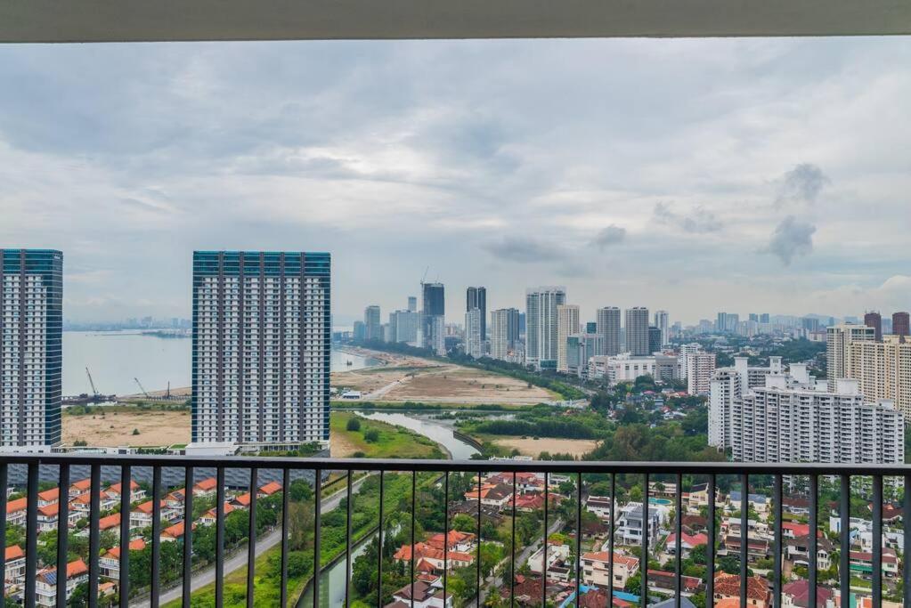 Deluxe Seaview Suite Twin Bed By The Only Bnb Tanjung Tokong Exterior photo