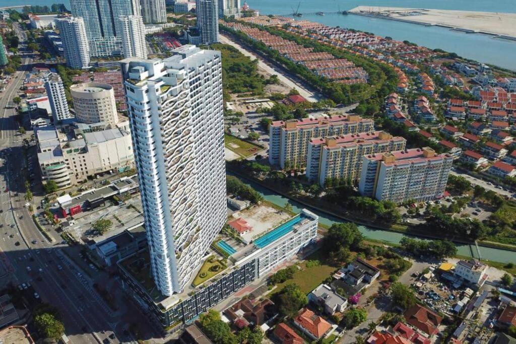 Deluxe Seaview Suite Twin Bed By The Only Bnb Tanjung Tokong Exterior photo