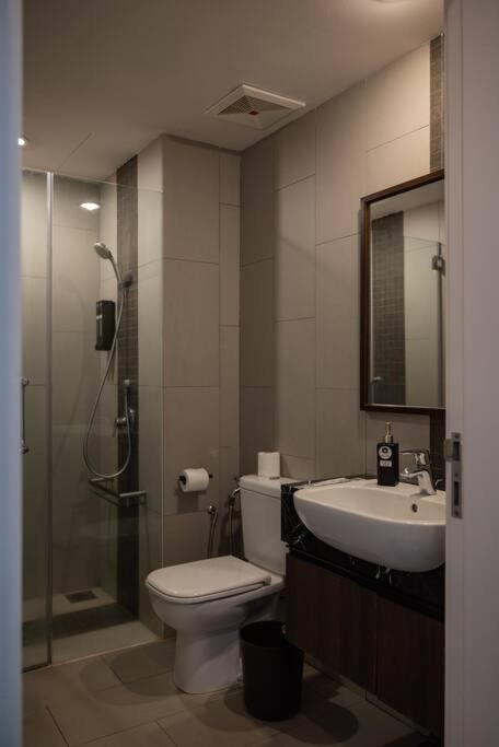 Deluxe Seaview Suite Twin Bed By The Only Bnb Tanjung Tokong Exterior photo